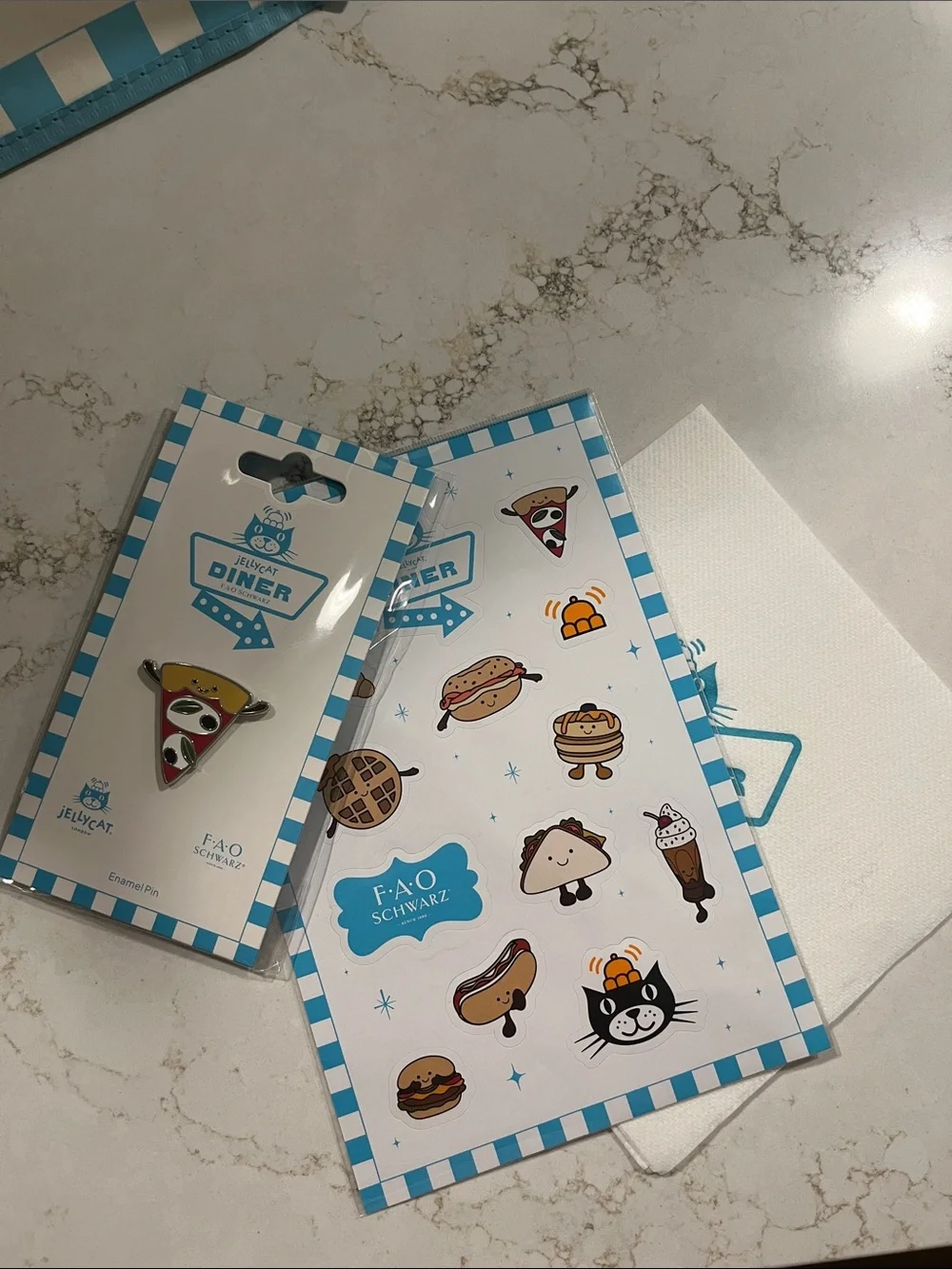 Jellycat FAO Scharz Diner Exclusive: Margherita pizza, box, pin, stickers, tote